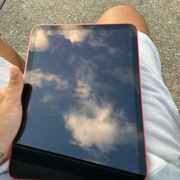 iPad pink 10th generation - Picture 2 of 2